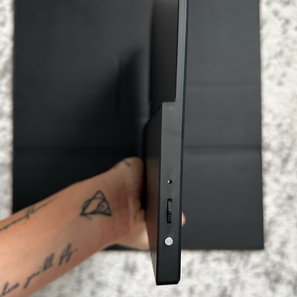 15.6” Portable Monitor w/ Travel Case & 4k Dual Monitor 3/4 Thunderbolt Cable - Picture 7 of 10